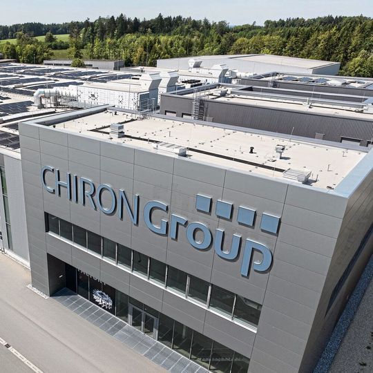 Seit Ende 2022 ist die Photovoltaikanlage auf dem Dach der Precision Factory in Neuhausen in Betrieb, 2023 folgen weitere in Taicang, China sowie an den Standorten in Kroatien und Italien. Seit Ende 2022 ist die Photovoltaikanlage auf dem Dach der Precision Factory in Neuhausen in Betrieb, 2023 folgen weitere in Taicang, China sowie an den Standorten in Kroatien und Italien.
