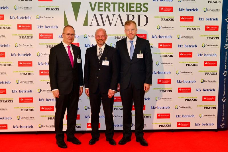 Ulrich Köster (v.li.) und Holger Schade, Zentralverband Deutsches Kraftfahrzeuggewerbe, mit Florian Fischer, Vogel Business Media. (Bild: Vogel Business Media)