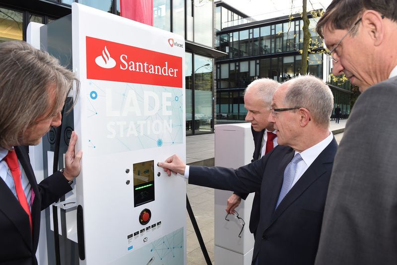 Vor der Santander-Zentrale prüften die Manager die Technik gleich auf ihre Tauglichkeit. (RWE / Innogy)