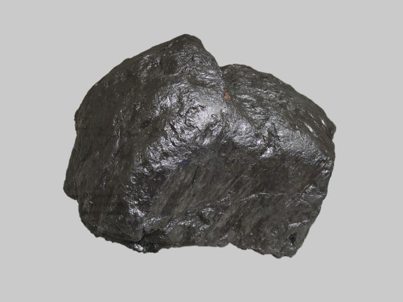 Graphit Risikoklasse: mittel Einsatzfelder: Einsatz vorwiegend in der Herstellung von Schmelztiegeln und Feuerfestprodukten, Reibbelägen und Kohlebürsten, Batterien und Brennstoffzellen, Kunststoffen, Bleistiften Preisentwicklung: Deutliche Steigerung. Mitte 2012 kostet eine Tonne rund 2000 US-Dollar Substitutionsmöglichkeiten: Nur schwer zu ersetzen Zukunftsrelevanz: Grundstoff vieler Zukunftstechnologien Politisches Risiko: mittel. China und Indien stellen über 80 % der Weltproduktion her. Es gibt aber auch in anderen Regionen der Welt ausreichend Graphit. (Bild: H. Zell unter CC-BY-SA 3.0 Lizenz, wikicommons)