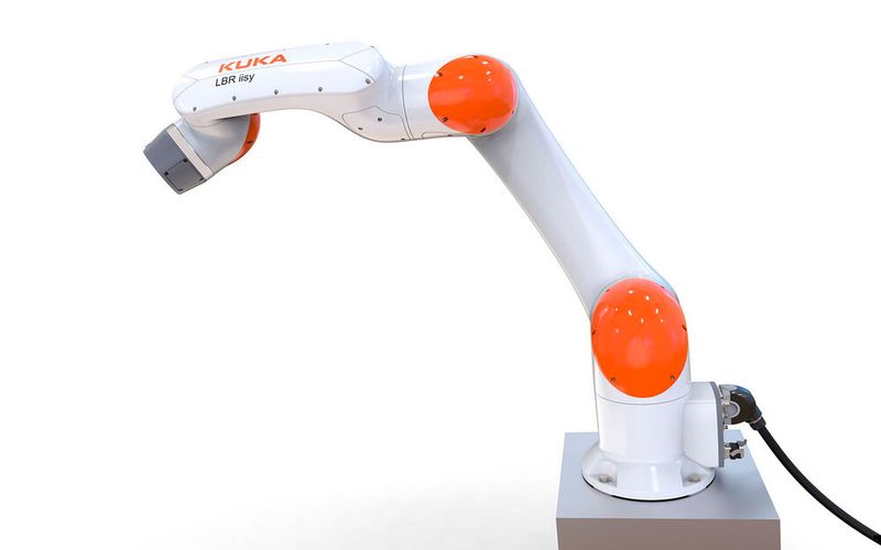 Der LBR iisy von Kuka ist ein sensitiver, präziser und leicht bedienbarer Roboter, der die Automatisierung noch intuitiver gestalten und neue Bereiche der Mensch-Roboter-Kollaboration erschließen soll. Er hat in allen 6 Achsen Gelenkmomentensensoren, die auf geringste Kräfte von außen reagieren und zertifizierten Kollisionsschutz bieten. Mit einer 11-kg-Traglast und einer 1300-mm-Reichweite ist er auf Tätigkeiten in engen Räumen optimiert.  (Bild: German Design Award/Kuka)