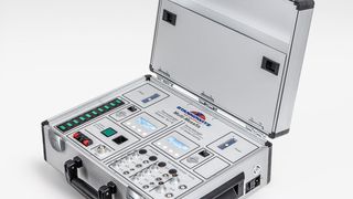 Beim Test von Prototypen muss das Mess-Equipment schon Mal einen Sturz vom Motorblock oder eine holperige Fahrt im Kofferraum unbeschadet überstehen können. (Santox / Mirella Frangella Photography)