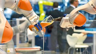 Weil die künftige Produktion immer enger mit der virtuellen Datenwelt vernetzt wird, müssen Handhabungsgeräte und Roboter mit immer neuen Fähigkeiten aufwarten können. Ob Bier einschenken dazugehört, bleibt fraglich. (Motek)