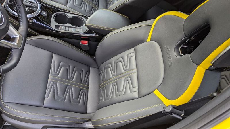 Ein ebensolcher gelber Rahmen und Ziernähte befinden sich auch auf den sehr bequemen Sportsitzen. (Bild: Rosenow – VCG)