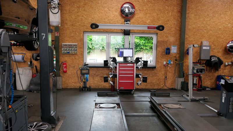 Achsvermessung und FAS-Kalibrierung stellen Kfz-Röttgen nicht vor besondere Herausforderungen. (Bild: Wenz - VCG)