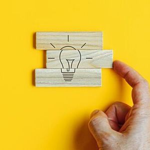 Deutschland auf Platz 1 bei Patentanmeldungen in Europa: Das Europäische Patentamt (EPA) hat das Jahr 2020 ausgewertet: Demnach haben deutsche Erfinder und Unternehmen im vergangenen Jahr 25.954 Patentanmeldungen eingereicht – eine Spitzenposition, trotz 3 % Rückgang zum Vorjahr. Im Ranking der aktivsten Ursprungsländer lagen nur die USA (44.293 Patentanmeldungen) vor Deutschland mit knapp 26.000 Patentanmeldungen. Dahinter reihten sich Japan (21.841), China (13.432) und Frankreich (10.554) ein. Erneut kamen die größten Anmeldezuwächse von chinesischen (+9,9 %) und südkoreanischen Anmeldern (+9,2 %). Dagegen gingen die Patentanmeldungen aus den USA im Jahr 2020 gegenüber dem Vorjahr um 4,1 % zurück, während die Einreichungen von japanischen Unternehmen im Vorjahresvergleich um 1,1 % sanken.