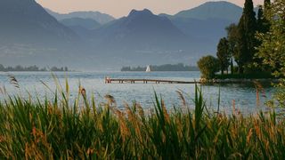 Draußen scheint die Sonne, drinnen mag keiner arbeiten. Doch wer blau macht, begeht eine ernstzunehmende Straftat. (Bild: Unsplash/Mario Minelli)