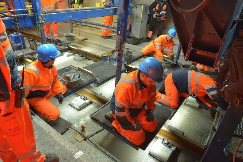 Nach über 20 Jahren Planungs- und Bauzeit wird in der Schweiz die Fertigstellung des Gotthard-Basistunnels gefeiert – der längste Eisenbahntunnels der Welt. Jede Menge Technik sorgt für einen reibungslosen Schienenverkehr. So wird beispielsweise Messtechnik von Endress + Hauser für die Tunnel-Entwässerung eingesetzt. (AlpTransit Gotthard AG)