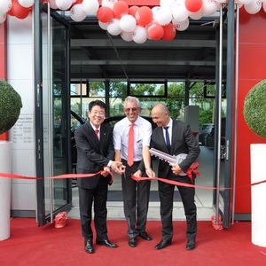 Offiziell eröffnet wurde der Betrieb am Sonntag von Geschäftsführer Michael Heinz (Mitte), ) Jin Ha Kim, Präsident von Kia Motors Deutschland (links) und Jürgen Papadopoulos, dem Architekten des neuen Autohauses.(Foto:  Wehner)