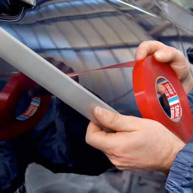 Montage-Klebebänder für Industrie und Handwerk: Stark, sauber und effizient kleben. Doppelseitige Tesa Mounting-Klebebänder ermöglichen stabile Verbindungen ohne Bohren, Schrauben oder Nieten und sorgen für eine saubere, verdeckte Befestigung. (Bild: Ruderer)