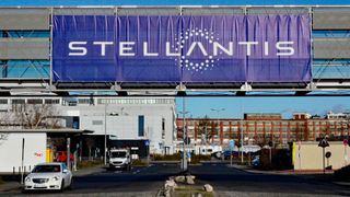 Werkstor von Stellantis in Rüsselsheim. (Bild: Rehberg/Vogel Communications Group)