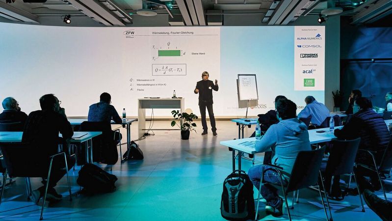 Prof. Andreas Griesinger von der DHBW im Grundlagentrack Wärmemanagement in Würzburg. Am 29. September treffen sich Elektronikentwickler und auch Konstrukteure zum fachlichen Austausch.(Bild:  Stefan Bausewein)