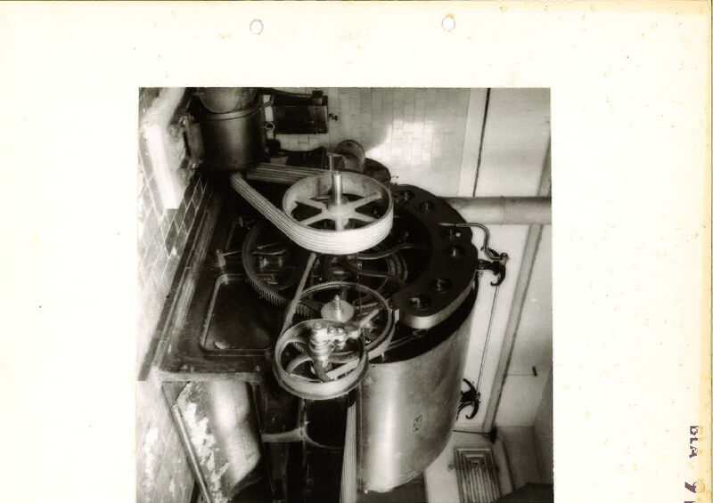 Blauriemenscheibenantrieb für eine Textilbearbeitungsmaschine; die Aufnahme stammt circa. aus den 1920er Jahren
 (Siemens)