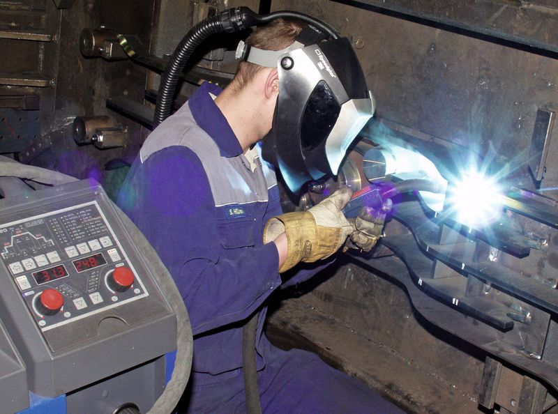 Das neue, synergiegesteuerte 600-A-Schweißgerät Qineo Pulse bringt mit Rapid Weld noch mehr Produktivität in den Schweißprozess: Statt drei Lagen im WIG- und MAG-Verfahren realisiert SMW damit 1-a-Nähte unter Einsparung der WIG-Wurzellage.  (Bild: Cloos)