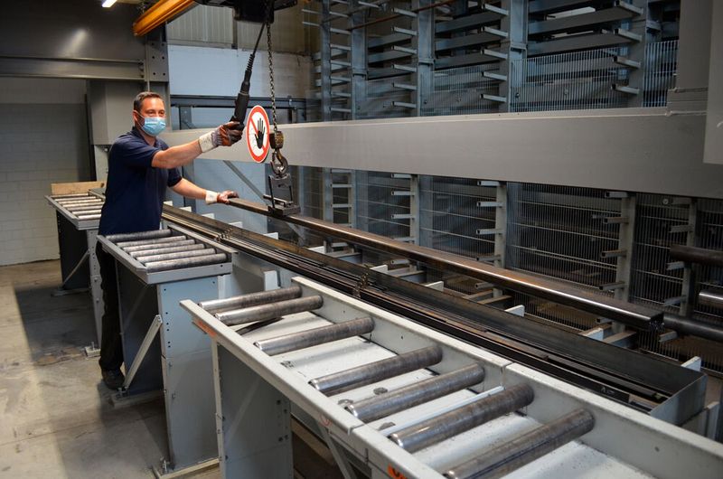 Von Hand oder per Hallenkran entnimmt der Bediener die zu sägenden Stangen, Rohre oder Profile aus der Übergabestation, von wo sie dann zur Säge gelangen können. (Bild: Kasto)