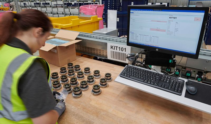 Auch die Konfektionier-(Kitting-)Arbeitsplätze sind in den logistischen Gesamtprozess integriert. (Witron)