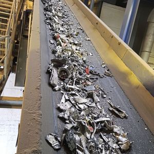 Die Profile verlassen den Rotorshredder: Nicht nur zerkleinert, sondern auch aufgeschlossen.(Bild:  BHS Sonthofen)