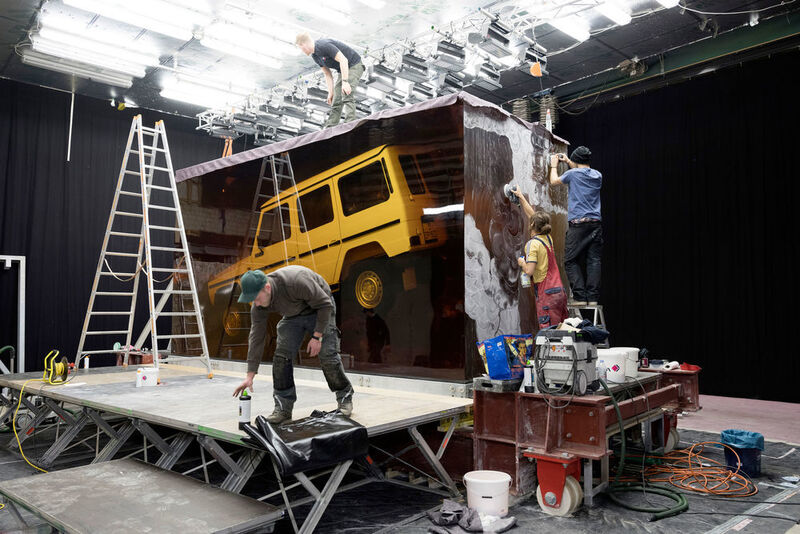 Mit der weltweit größten Installation aus Kunstharz rückt Mercedes-Benz ... (Daimler)