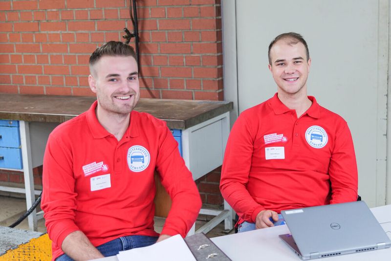 Viele der ehrenamtlich für die Deusche Meisterschaft der Kfz-Mechatroniker arbeitenden Prüfer haben selbst eine Wettbewerbskarriere absolviert. Beispielsweise holte Johannes Renner (li.) die  Silbermedaille bei der Berufe-Europameisterschaft Euroskills 2025 im Dänischen Herning. Stefan Mißbach erkämpfte sich die Goldmedaille bei der Berufe-Weltmeisterschaft Worldskills 2022 in Dresden. (Bild: Schmidt - VCG)