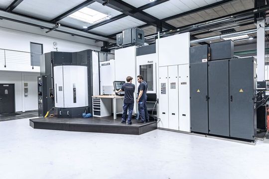 Die verantwortlichen Maschinenbediener Nico Brunnflicker (links) und Michael Bestebener halten das fünfachsige Fräs-Dreh-Zentrum «F 6000» von Heller rund um die Uhr am Laufen. Besonders begeistert sind sie von der benutzerfreundlichen Bedienung.(Bild:  Heller)