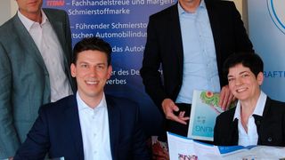 Die Jury des Blauen Kalligraphen 2016: (v. li.) Christoph Baeuchle (»kfz-betrieb«), Stephan Lenz und Dirk Nusselt (Fuchs Schmierstoffe), Claudia Weiler (ZDK). Auf dem Bild fehlt ZDK-Sprecher Ulrich Köster. (Pro Motor)