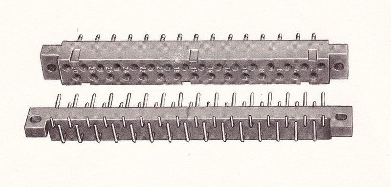 1967: Mit dem DIN 41612, der zum bewährten und millionenfach erprobten Klassiker wurde, gelang Harting der Einstieg in neue Märkte, auch im Ausland. Denn als Folge der sich weiter entwickelnden Halbleitertechnik waren Stecker mit zusätzlichen Anschlusskontakten erforderlich. So wurde aus unserem DIN 41617 mit dem DIN 41612 eine neue Stecker-Generation mit dreiseitig angeordneten Kontakten. (Harting)