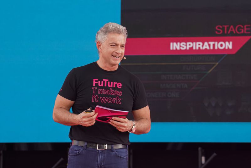 Adel Al-Saleh, Vorstand T-Systems, sprach in seiner Keynote zum Thema „Wie Unternehmen in der Multi-Cloud-Ära Innovationen beschleunigen“ (© Deutsche Telekom)