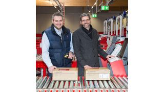 Die ersten Pakete im neuen Depot wurden von Depotleiter Milad Zadeh (links) und Clusterleiter Heiko Köger bei der Inbetriebnahme angenommen. (Bild: DPD)