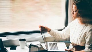 Ob unterwegs, zuhause oder im Büro: Mit dem Igel UD Pocket können Mitarbeiter auch mit privaten Geräten von überall aus arbeiten. (Bild: Mariia Korneeva - stock.adobe.com)