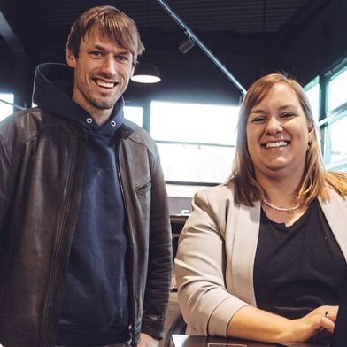 Tobias und Katharina Bellendorf können wieder lachen: Durch eine Cyberattacke wurde das Bottroper Seat- und Cupra-Autohaus kräftig durchgeschüttelt, doch ein Großteil der Daten konnte wiederhergestellt werden. (Bild: Autohaus Bellendorf)