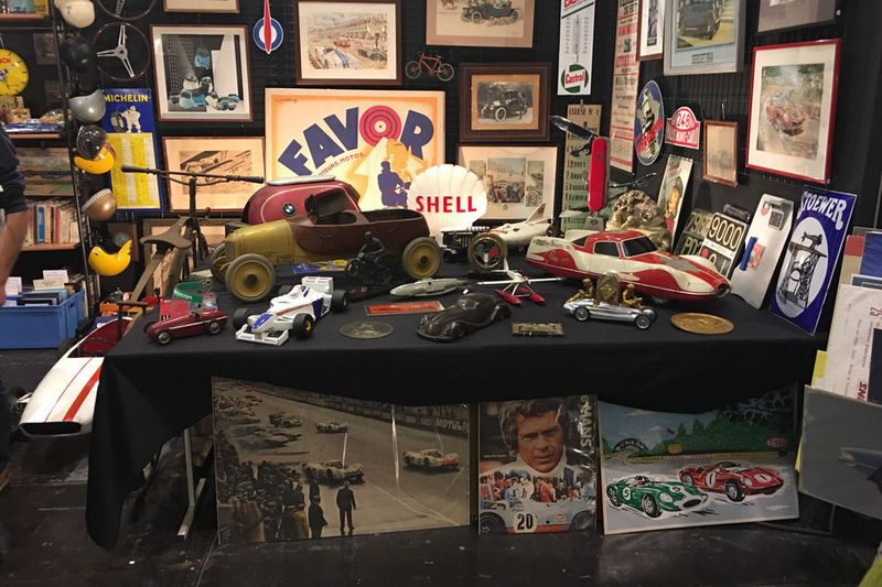 Dieser Stand geht glatt als Tante-Emma-Laden für Oldtimer-Fanatiker durch. (Foto: press-inform)