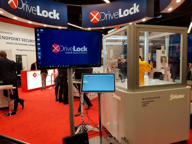 Drivelock   Drivelock zeigt auf der it-sa 2018 einen Live-Hack zur vollen Stunde. In der Demo wurde an Hand eines vernetzten Roboters gezeigt, wie Applikationen und Schnittstellen effektiv vor Gefahren geschützt werden.  Mehr Informationen unter 