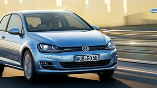 Am 13. Juni ist im Volkswagen-Werk Wolfsburg der 30-millionste Golf vom Band gerollt. Das Fahrzeug ist ein Gold TDI BlueMotion, ähnlich dem hier gezeigten. Die offizielle Präsentation für die Mitarbeiter hat Volkswagen für den 15. Juni angekündigt. (Foto: Volkswagen)