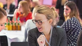 Neben Keynotes, Workshops und Thinktanks sind rege Diskussionen ein wesentliches Element des FIT-Kongresses. (Bild: Vogel IT-Medien)