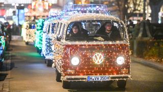 Adventsfahren: In Hannover sorgten am vierten Adventswochenende rund 150 festlich geschmückte Fahrzeuge für einen besonderen Lichterglanz. (Bild: Henning Scheffen Photography)