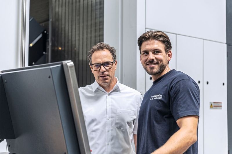 Zwei, die sich gut verstehen: Daniel Bischof (rechts), Produktionsleiter bei Lingenhöle, und Joachim Schütz, Heller-Kundenbetreuer für Österreich und Schweiz. Laut dem Produktionsleiter war die Heller-Servicestrategie ein wichtiger Entscheidungsgrund für den Kauf der Heller F 6000. Diese basiert nämlich auf der direkten Kommunikation mit dem immer gleichen Gesprächspartner.  (Bild: Heller)