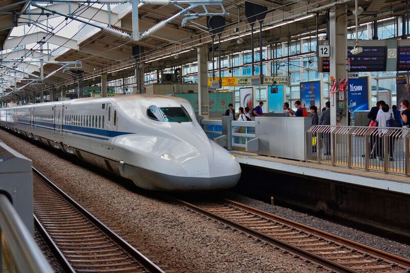 Seit 1964 – das heißt: von Beginn an bis heute – stattet NSK die verschiedenen Generationen der japanischen Shinkansen-Hochgeschwindigkeitszüge mit Radsatzlagern aus. 