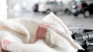 Ob in einem Kfz-Betrieb, einer Druckerei, einer Glasmanufaktur oder bei einem Kunststoffverpacker – Der Griff zum Mewa-Putztuch ist für viele Handwerker zum Reflex geworden. (Bild: Mewa)