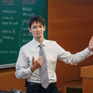 Prof. Sebastian Reiche,  IESE Business School: „Ein Mangel an Karrieremöglichkeiten und Aufstiegschancen frustriert die Mitarbeiter.“