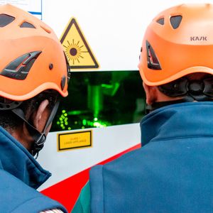 Während der Eröffung des neuen Ambo-Stahl-Standorts in Köln-Hürth zog vor allem eine der weltweit leistungsfähigsten Laserschneidanlagen, die Penta Plus Bevel 6530 von Cutlite aus den USA, die Blicke auf sich. Panzerstahl ist für sie kein Problem.(Bild:  ©2026 Benedikt Lang)
