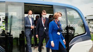 Einer der ersten Passagiere im Roboshuttle von ZF war am 5. Mai der bayerische Verkehrsminister Christian Bernreiter (Mitte). (ZF)