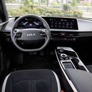 Das Interieur wird geprägt von einer schwebenden Mittelkonsole und leicht gebogenen Bildschirmen. (Bild:  Kia)