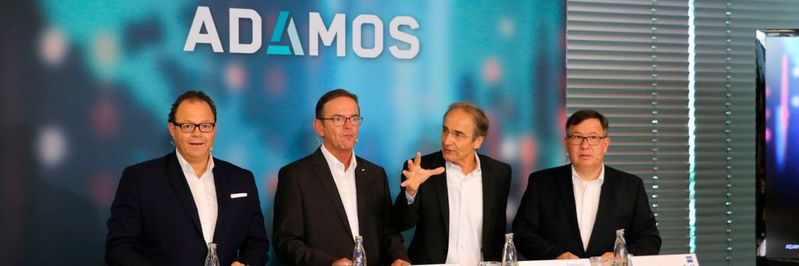 V.l.: Christian Thönes, Vorstandvorsitzender der DMG Mori AG, Ralf W. Dieter, Vorstandsvorsitzender der Dürr AG, Karl-Heinz Streibich, Vorstandsvorsitzender der Software AG und Thomas Spitzenpfeil, CFO und CIO der Zeiss Gruppe.(Bild:  Victoria Sonnenberg)