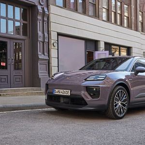 Besonders die Front mit den in den Kotflügeln integrierten LED-Scheinwerfer mit vier waagerechten LEDs verleihen dem Fahrzeug einen sympathisches Auftritt.(Bild:  Porsche AG)