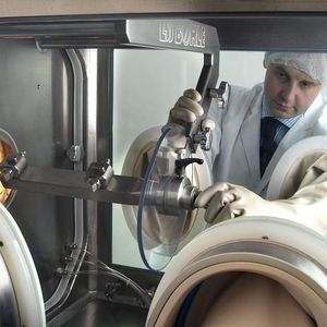 Um die Sicherheit des Personals auch im Laborbereich zu erhöhen, wurde der Laborcoater mit einem optionalen Isolator ausgestattet. Bild: L. B. Bohle