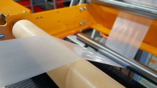 Erste, sich selbst reinigende Folien wurden bereits hergestellt. (Fraunhofer IAP)