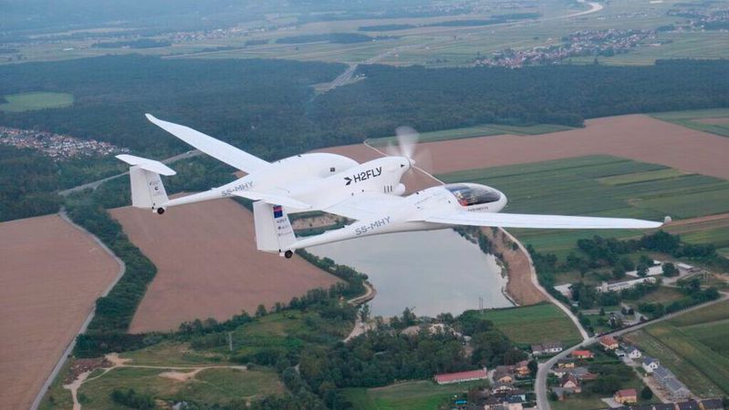 Das Demonstrationsflugzeug „HY4“ startete in Maribor, Slowenien. Es nutzt flüssigen Wasserstoff zum Antrieb seines Brennstoffzellensystems, welches das Flugzeug während des gesamten Fluges mit Energie versorgt.(Bild:  H2FLY)