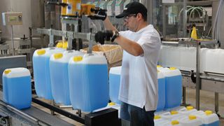 Richtiges Putzmittel: Für saubere Lager braucht es auch Reinigungsmittel. Kärcher ist ein Anbieter von Reinungslösungen am Markt.  (Bild: Weber)