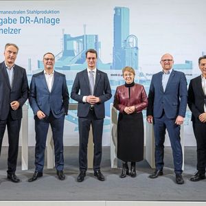 Das Land NRW und die Bundesregierung wollen den Bau der ersten wasserstoffbetriebenen Direktreduktionsanlage finanziell unterstützen. Im Bild (v.l.): Bernhard Osburg, Burkhard Dahmen, Hendrik Wüst, Martina Merz, CEO Thyssenkrupp; Sören Link, Oberbürgermeister von Duisburg und Tekin Nasikkol, Gesamtbetriebsratsvorsitzender Thyssenkrupp Steel.(Bild:  SMS group)