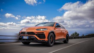 Die technischen Daten versprechen eine atemberaubende Performance und rennsportliche Dynamik – in einem 2,2 Tonnen schweren SUV. (Bild: wolfango spaccarelli / Lamborghini)